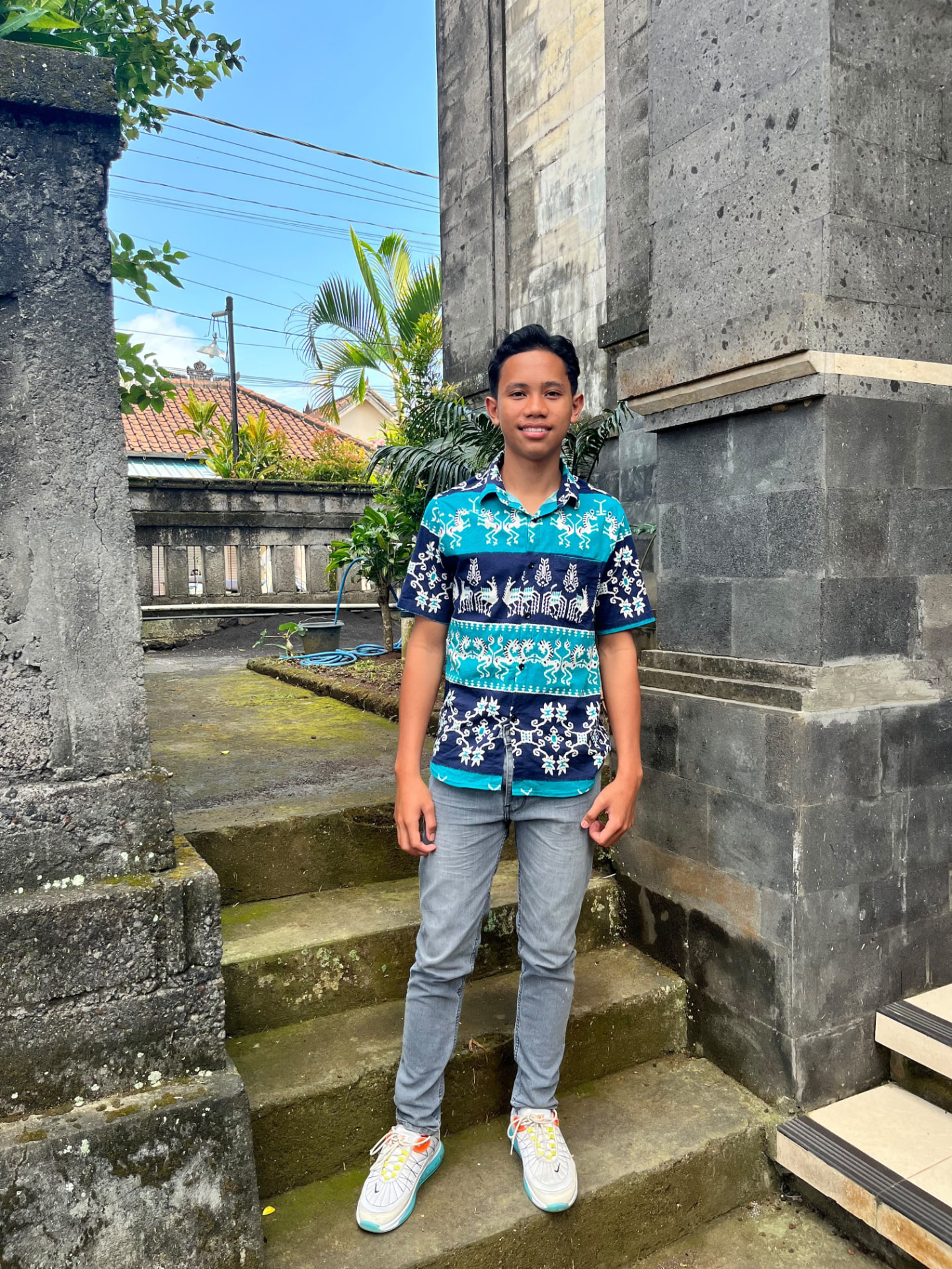 Martin mengenakan kemeja motif tenun Sumba