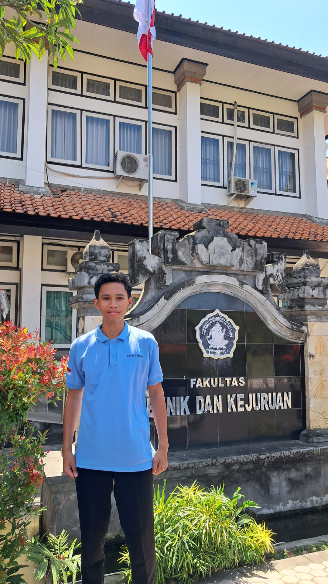 Martin di depan Fakultas Teknik dan Kejuruan Undiksha